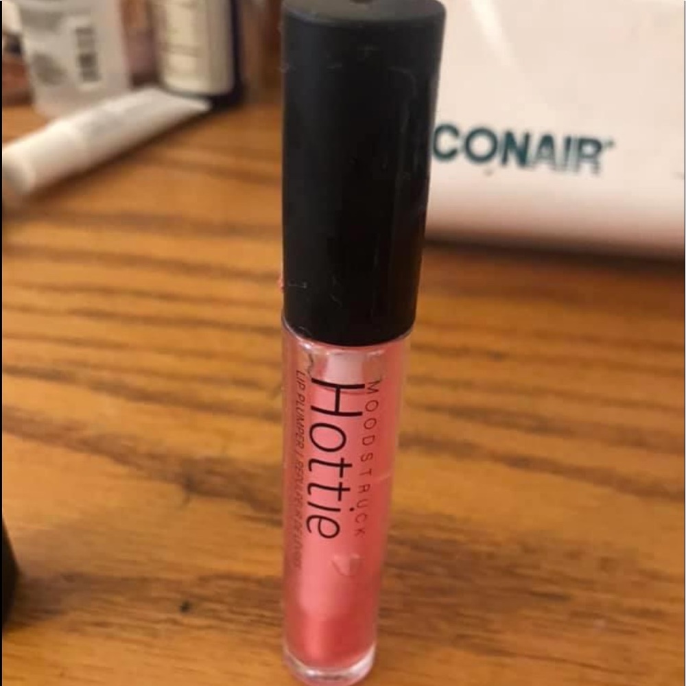 Younique lip plumper